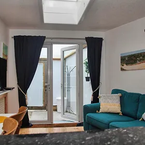 Light And Airy With Parking Nearby Bath